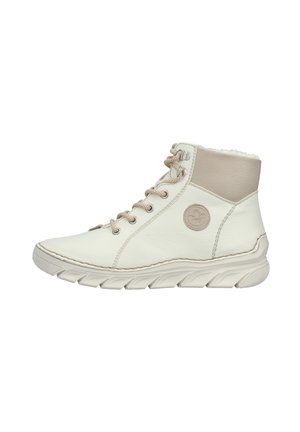 Witte hoge sneakers van leer, met een beige accent bij de enkel, gestructureerde veters en een gevoerde zool met duidelijke profielpatronen.