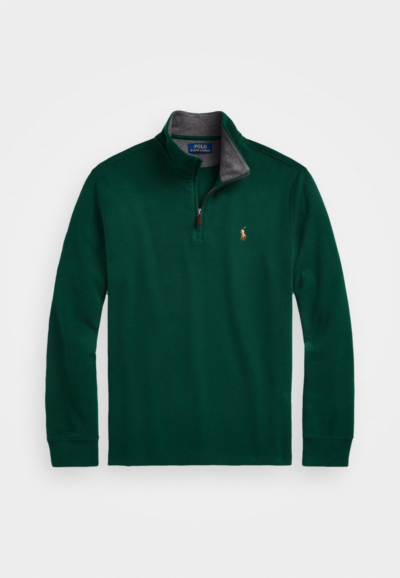 Ciemnozielony sweter z długim rękawem i zamkiem błyskawicznym na ćwierć z szarym podkładem kołnierza oraz małym haftowanym logo polo na lewej piersi.