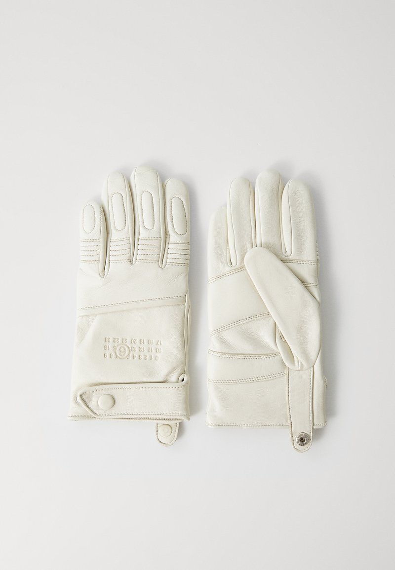 Par de luvas de pele brancas com detalhes costurados e fechos de botão de pressão, dispostas planas sobre um fundo branco, mostrando os lados frontal e traseiro.