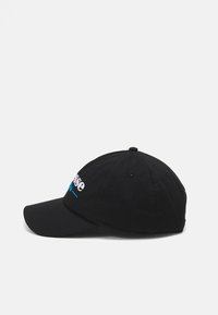 Svart baseballcap med buet skygge, med hvit og blå brodert tekst foran. Laget av bomull med en glatt tekstur.