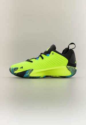 Zapatilla deportiva de color amarillo neón con parte superior de malla, acentos negros, suela texturizada y suela exterior con patrón azul verdoso. Cuenta con una lengüeta para facilitar su colocación.