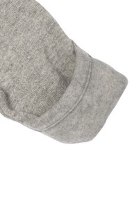 Grått stickat ullmössa med ett mjukt fleecefoder, som har en böjd skärm och en sömlös, rundad topp för en slät finish.