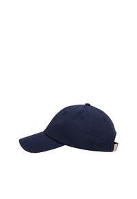 Gorra de béisbol en color navy, fabricada con un tejido de textura suave. Presenta un visor curvado, orificios de ventilación y una correa trasera ajustable.