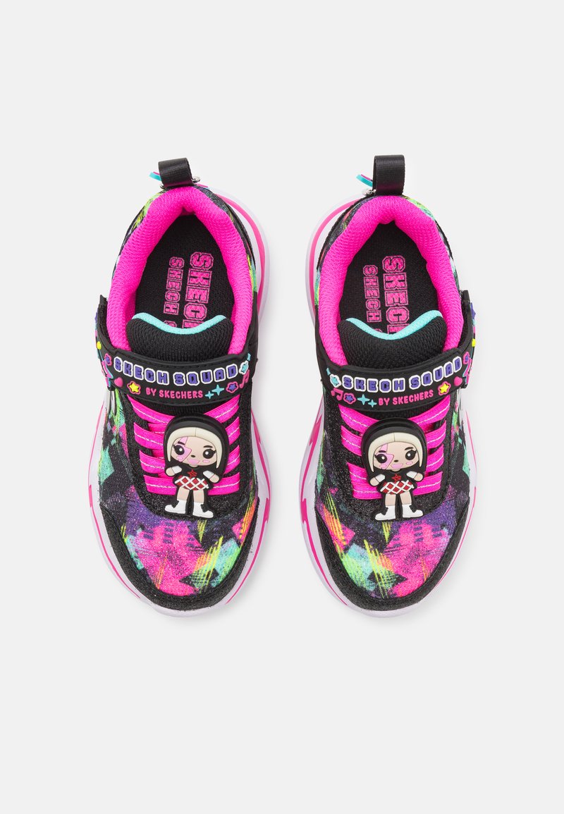 Skechers tornacipő fekete és színes mintázattal, rózsaszín részletekkel, rugalmas pántokkal és díszítő karakterrel a nyelvén.