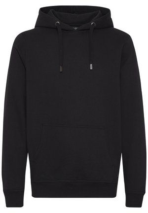 Melnā kapuce sporta krekls, kas izgatavots no mīkstas auduma, ar priekšējo kabatu, aukliņām, ribota materiāla aprocēm un gludu tekstūru.