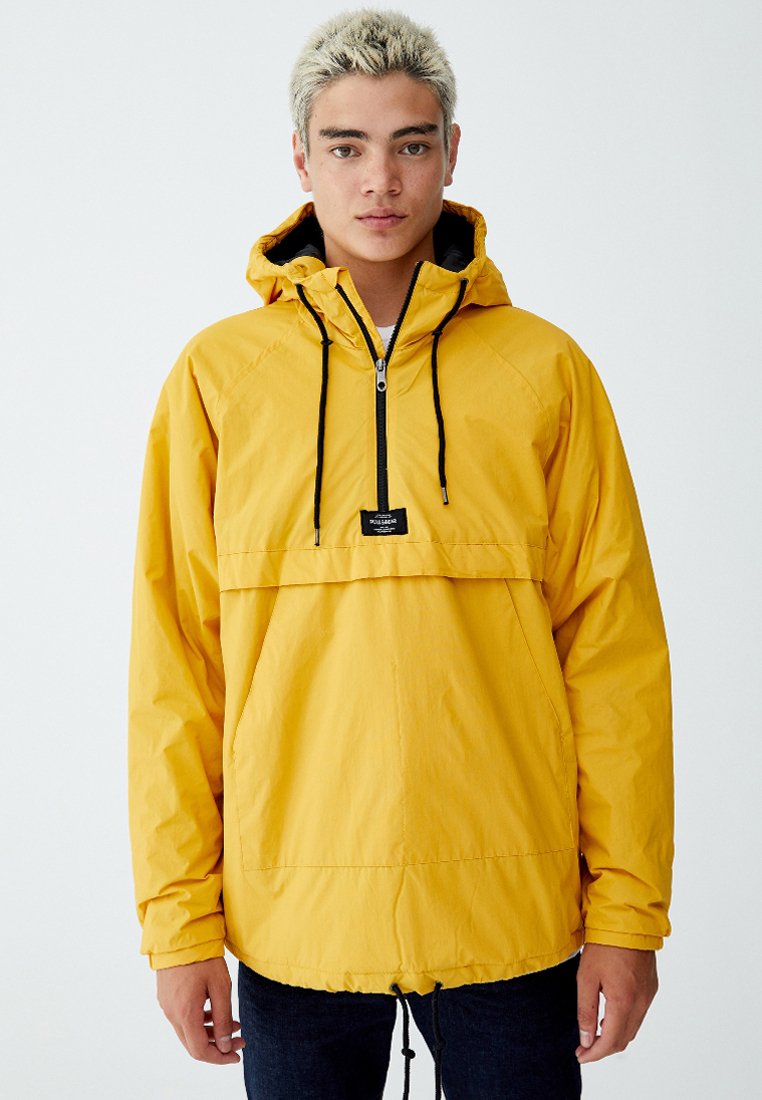 PULL&BEAR MIT BAUCHTASCHE UND KAPUZE Windbreaker yellow PULL&BEAR MIT BAUCHTASCHE UND KAPUZE Windbreaker yellow
