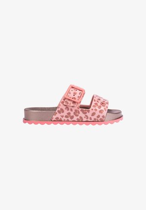 Pink offene Zehen-Pantolette mit Leopardenmuster-Riemen, großer Schnalle und gewellter Sohle, dargestellt vor weißem Hintergrund.