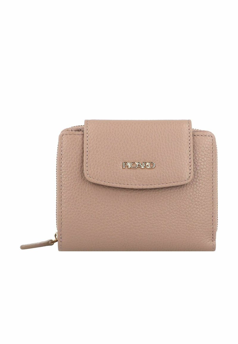 Portefeuille en cuir rose clair avec une surface texturée, une fermeture à rabat et un détail de logo doré. Il dispose d'une poche latérale zippée.