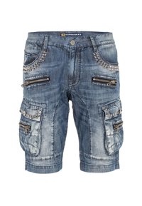 Pantalones cortos de mezclilla azul con múltiples bolsillos con cremallera y de solapa, tachuelas plateadas en los bolsillos superiores y un acabado desgastado en toda la prenda.