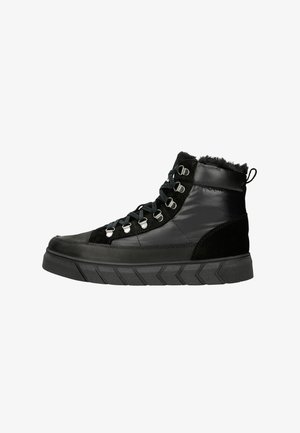 Schwarzer High-Top Sneaker aus einer Kombination von Leder und Wildleder, mit metallic Ösen, strukturiertem Sohle und Fellfutter am Kragen.