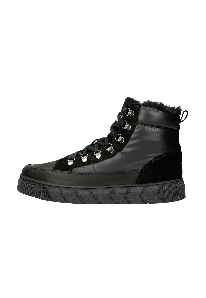 Zwarte hoge sneakers met een combinatie van leer en suede materialen, voorzien van metalen oogjes, een gestructureerde zool en een bontvoering bij de kraag.