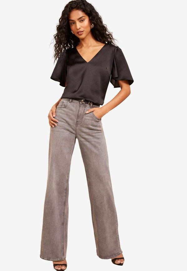 REGULAR FIT - SHORT SLEEVE V-NECK - Bluse