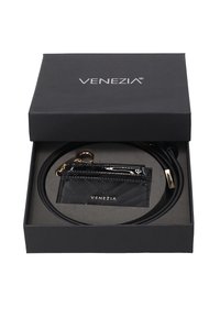Černý kožený držák na karty s prošívanou texturou a zlatými doplňky, uvnitř černé krabičky s logem "VENEZIA". Součástí je odpovídající popruh.