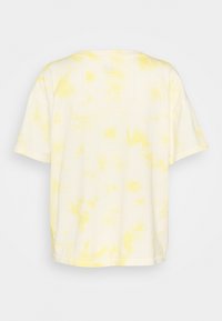 T-Shirt mit kurzen Ärmeln und Rundhalsausschnitt aus weicher Baumwolle, mit einem weißen Grundton und gelben Batikmustern sowie einer lässigen Passform.