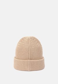 Gorra de punto en beige, con una textura acanalada y un diseño de puño doblado, con una parte superior redonda y construcción sin costuras.