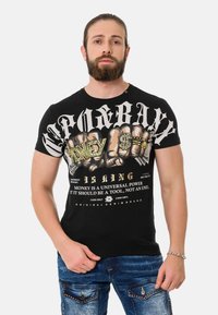 Schwarzes Grafik-T-Shirt mit fettem weißen Text und einem Design von zwei Händen mit Ringen. Baumwollmaterial mit figurbetonter Form und kurzen Ärmeln.