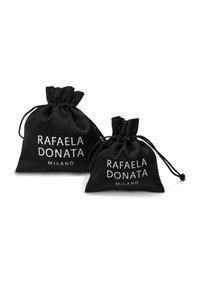 Du paslaptingi juodi satino raištelių maišeliai, ant kurių balta spalva užrašyta "Rafaela Donata Milano". Maišeliai turi rauktus viršus ir yra skirtingų dydžių.