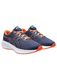 Scarpe da corsa in rete blu navy con accenti e lacci arancioni. Presentano una suola ammortizzata e motivi testurizzati sulla parte superiore per favorire la traspirazione.