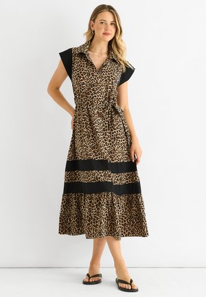 Maxi dress con stampa leopardo, colletto nero e maniche a cappuccio, caratterizzato da una vita arricciata e strisce orizzontali nere a contrasto.