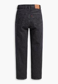 Jeans en denim noir à coupe décontractée, avec une patch en cuir au dos de la taille, deux poches arrière et des détails de couture visibles.