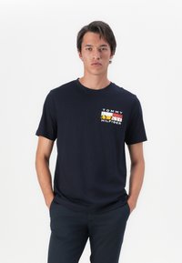 Tommy Hilfiger COLOUR FLAG TEE - T-shirts print - desert sky