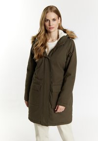 Oliven grøn parka-jakke med faux fur hætte, to forlommer og lynlås foran. Stoffet har en glat, holdbar tekstur.