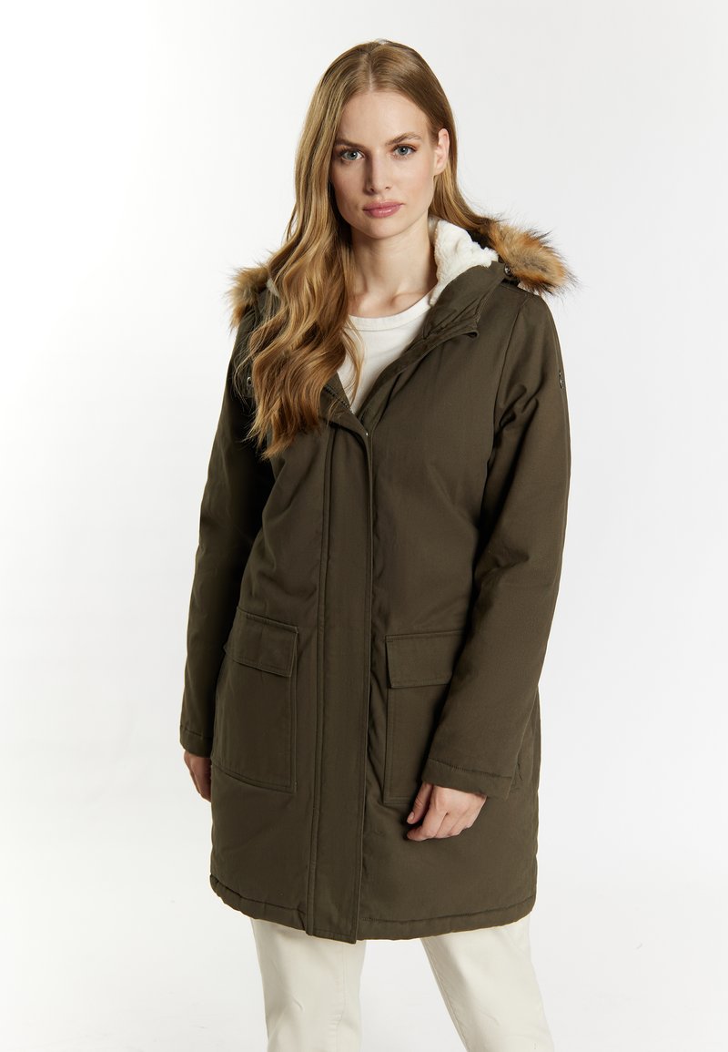 Olivgrüner Parka mit Kunstfellkapuze, zwei Fronttaschen und einem Reißverschluss auf der Vorderseite. Der Stoff hat eine glatte, strapazierfähige Textur.