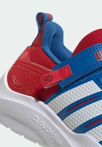 Chaussure de sport rouge et bleue avec une tige texturée, un panneau blanc perforé et un accent LED. Dispose d'une semelle en caoutchouc flexible et d'un marquage distinctif.