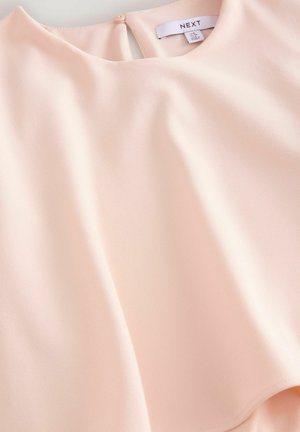 Blusa rosa pallido realizzata in tessuto morbido, con scollatura rotonda e chiusura con piccolo bottone sul retro. Design morbido e drappeggiato con pieghe delicate.