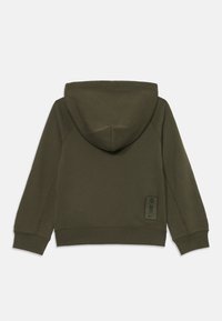 Sudadera verde oliva con un bolsillo canguro delantero, capucha ajustable con cordón y detalle de etiqueta en el costado. Fabricada con una tela suave y texturizada.