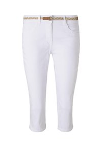 Pantalon blanc longueur genou avec poches avant et ceinture beige tissée avec petite boucle sur fond uni.