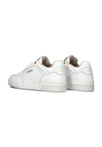 Witte sportschoenen met een glad leren bovenwerk, geperforeerde details en een gevoerde kraag. Beschikt over een lichte, gestructureerde rubberen zool.