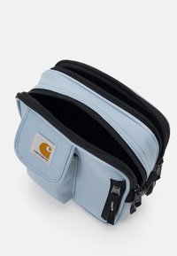 Carhartt WIP ESSENTIALS BAG SMALL UNISEX - Soma ar siksnu pāri ķermenim - misty sky