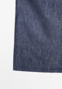 Gonna in denim di un blu scuro, caratterizzata da una texture liscia e una linea dritta senza hardware o accenti visibili.