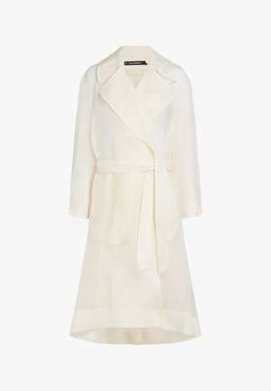 Gabardina de marfil claro hecha de tela translúcida, con cuello, mangas largas, cinturón en la cintura y dos bolsillos delanteros.