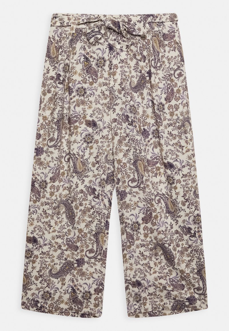 Calças de cor clara, com padrão floral, apresentando designs paisley em roxo e dourado, com faixa na cintura e corte largo.