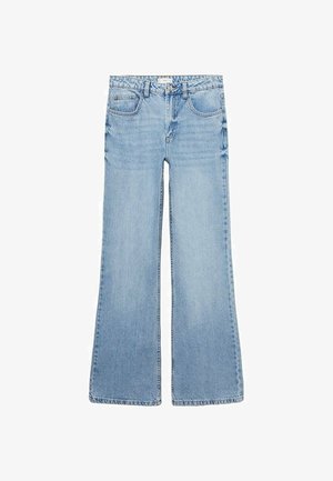 Jeans acampanados azul claro hechos de mezclilla, con cinco bolsillos, cierre frontal con botones y sutiles desgastes en la tela.