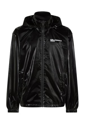 Giacca nera lucida con cappuccio, cerniera frontale, polsini elastici, tasche laterali e logo "KARL LAGERFELD JEANS" sul petto.
