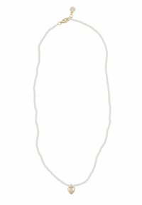 Vitt pärlhalsband med ett litet guldhjärtanhänge och en guldkrok med en förlängningskedja på vit bakgrund.