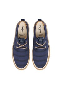 Sneakers in tela blu con strisce orizzontali, dettagli beige e lacci in corda. Le suole in gomma garantiscono aderenza. Design slip-on per una facile vestibilità.