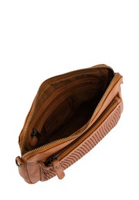 Hellbraune Ledertasche mit gewebter Textur und Reißverschluss. Das Innere verfügt über ein glattes braunes Futter und eine kleine Reißverschluss-Tasche.