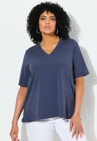 Námořnická t-shirt s výstřihem do V a krátkými rukávy, vyrobená z měkkého materiálu, s uvolněným střihem, hladkým povrchem a rovním lemem.