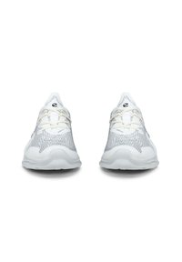 Białe sportowe buty z teksturowaną siateczkową cholewką, kremowymi sznurówkami i amortyzowaną podeszwą. Posiadają logo na języku oraz wzorzysty design.