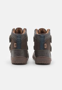 Chaussures montantes en cuir marron avec une surface texturée, dotées d'accents en tissu bleu et de sangles en Velcro. Semelle en caoutchouc marron avec un design antidérapant.