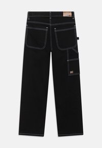 Czarne bawełniane spodnie o prostym kroju nogawki, z kontrastującym białym przeszyciem, wieloma kieszeniami oraz brązową metką marki na tylnej części pasa.