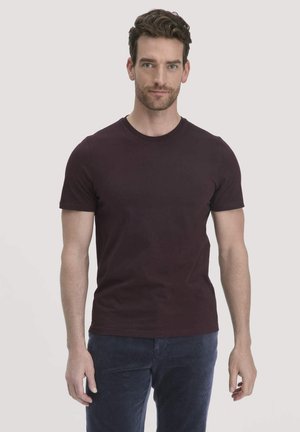 Bordo T-shirt met korte mouwen en een ronde hals, van gladde katoen, met een fitted snit en subtiele stikdetails. G gedragen met gestructureerde marineblauwe broek.