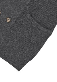 Szary kardigan z teksturowanej dzianiny, podwójnym zapięciem i dwoma guzikami, z kieszenią na lewej stronie.