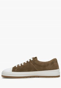 Brązowe zamszowe sneakersy z białymi sznurówkami, gumową podeszwą i okrągłym noskiem. Posiadają teksturowaną cholewkę oraz kontrastujący biały czubek.