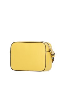 Žlutá kožená crossbody taška obdélníkového tvaru, texturovaný povrch, hnědé akcenty a zipové uzavření. Připojený nastavovací popruh.