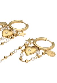 Los pendientes de aro dorados presentan charms en forma de corazón y estrella, junto con cuentas decorativas y una moneda, exhibiendo un diseño en capas con un acabado brillante.